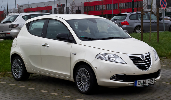 LANCIA YPSILON III 1.2 8V 69 STOP&START PLATINUM + Essence